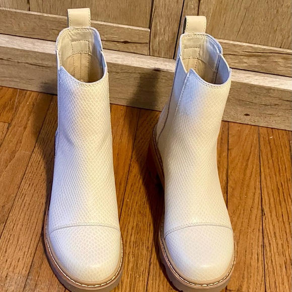 Sorel Joan Now Chelsea boot pull on size 9 cream snakeskin - Picture 2 of 16